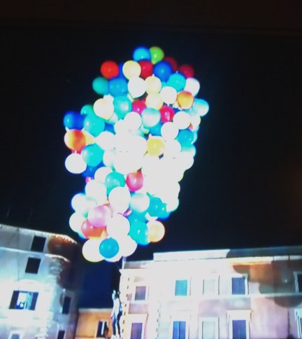 ragazzo-che-vola-con-i-palloncini